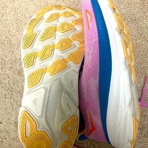 Hokas Clinton 9
